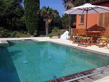 piscine dans la cour à l'été